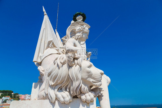 白雕像在prac上方在美丽的夏日中在利士本formeciomeralqu图片