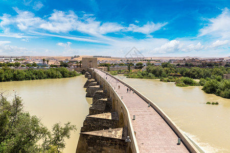 位于科尔多瓦的夸达基维尔河上的罗马桥图片