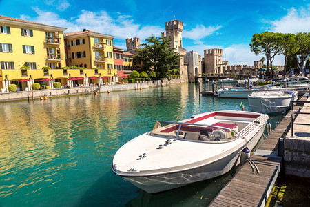 在一个美丽的夏日意大利在一个美丽的夏日里在湖边的Gard湖边的Mirmone的caligr城堡图片