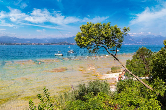 迦纳湖谢米翁市公共海滩在美丽的夏日意大利图片