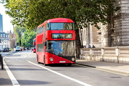 英国伦敦的现代双层巴士图片