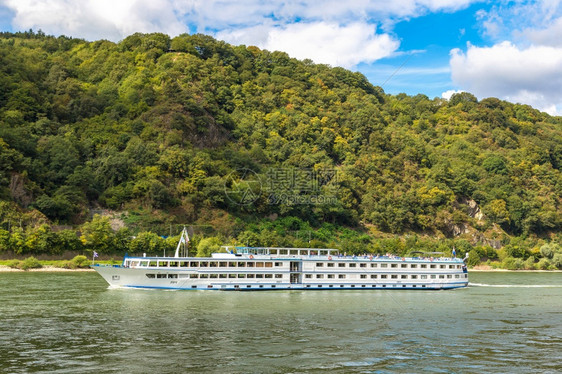 在美丽的夏日里浪漫莱茵河谷是一个酿酒区德意志库布图片