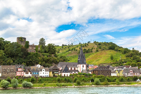 在莱茵山谷的浪漫城堡是一个酿酒区在美丽的夏日德国图片