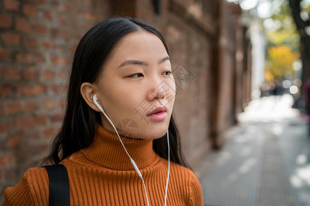 在街上户外播放有耳机的音乐图片