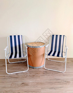 暑假在家度的概念房间两张空沙滩椅子图片