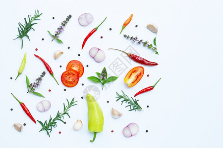 烹饪材料各种新鲜蔬菜和白色背景的草药健康饮食概念图片
