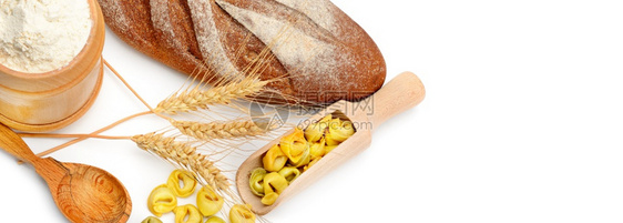 面粉产品白底面包和拉维奥白底隔离图片