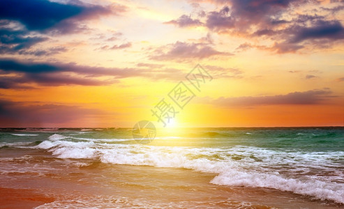 太阳在海面上升起概念是旅行图片