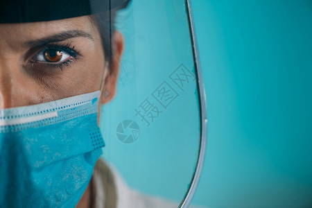 在科罗纳流行期间在个人防护设备方面医务人员图片