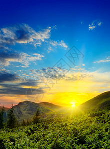 在日落下的山地景色图片