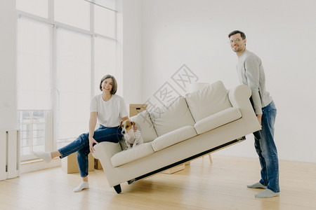 丈夫和妻子把沙发放在起居室图片