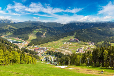 美丽的夏日中喀尔巴阡山脉布科维尔乌克林图片
