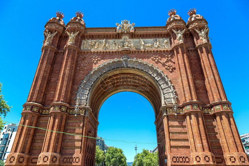 在美丽的夏日中巴塞罗纳的胜利之拱门西班牙加泰罗尼亚图片