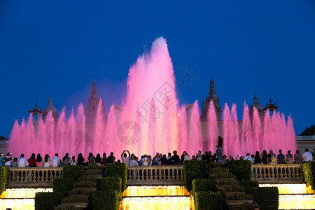 在巴塞罗纳艺术博物馆前的光和喷泉表演在美丽的夏夜加泰罗尼亚西班牙图片