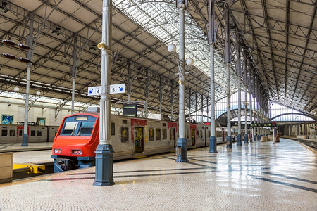 里斯本的罗西奥火车站在一个美丽的夏日里图片