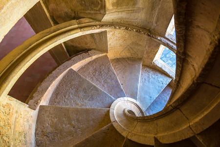 在一个美丽的夏日中世纪的温柔城堡中长着螺旋楼梯图片