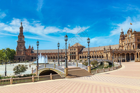 在一个美丽的夏日中西班牙的广场在西班牙的塞维利亚图片