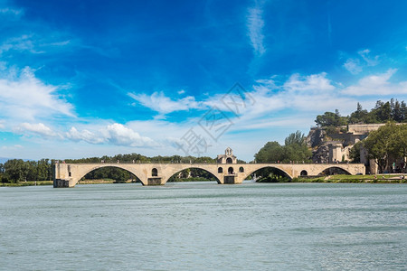 圣贝尼内泽特桥和教皇的宫殿在美丽夏日里图片