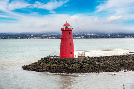 杜布利宁港的红灯塔在美丽的夏日伊莱兰图片