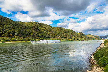 在美丽的夏日里浪漫莱茵河谷是一个酿酒区德意志库布图片