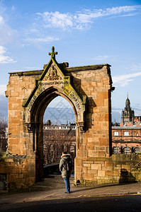 201年5feb01glasowctlanduk游客在古老的Glasgow医院的石门上有古老的城镇风景和模糊的天空温暖光图片