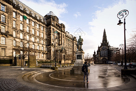 201年5格拉斯哥苏兰乌克游客在格拉斯哥大教堂广场上在雨天有达维德活石纪念碑格拉斯哥古城图片