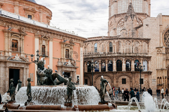 201年8月3日ValenciSpnfuetdluria喷泉和游客在Valenci教堂广场图片