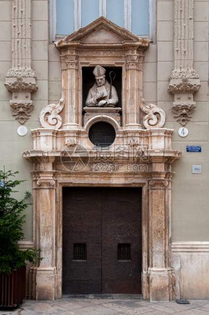 201年月3日在valenci大教堂附近的lmoin广场的建筑外墙上雕刻石像manuelprisando的建筑工程图片