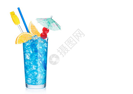 蓝色环礁湖夏季清新鸡尾酒高球玻璃包括稻草丝地和橙片白底的甜樱桃和雨伞伏特加蓝curao液化混合图片
