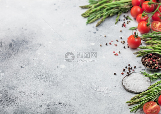 具有健康机樱桃西红柿香草和迷迭胡椒盐的浅食物背景图片