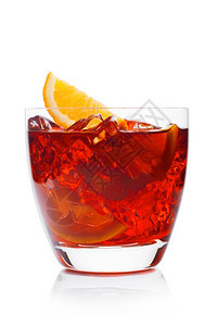 白底带冰块和橙色片的奢侈水晶玻璃中的白葡萄鸡尾酒图片