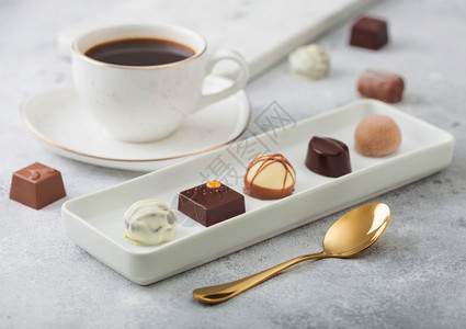 巧克力摩卡黑咖啡和金汤匙背景