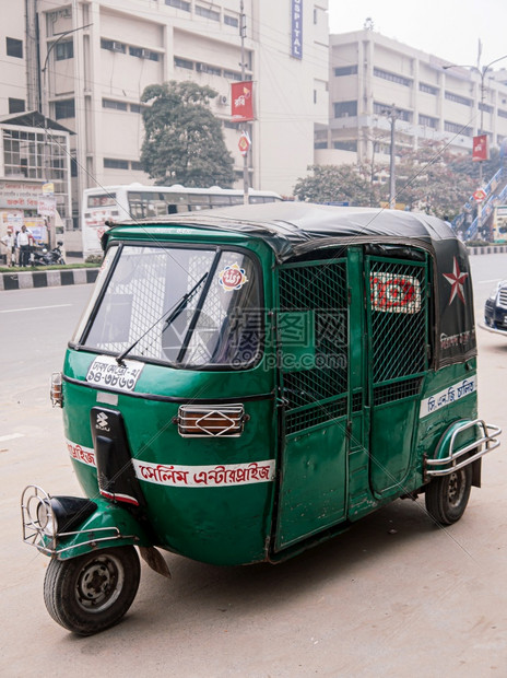 一辆老式的出租三轮摩托在闹市街头
