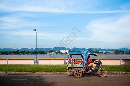 2012年9月14日泰国nakhonphanom亚洲出租车自行车或泰国伊桑风格的tuktuk或skylab在nakhonphan图片