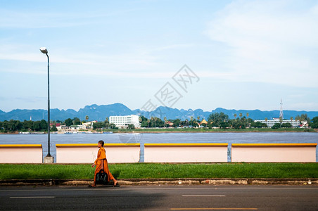 201年月4日Nakhonpam泰兰佛教和尚穿着黄色长袍的图片