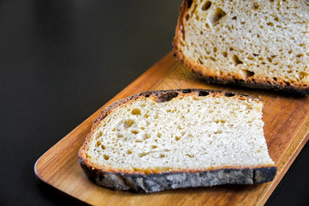 传统的法面包切片在木制板上传统的法面包切片在板上图片