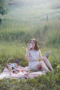 夏天女孩在森林的草地野餐图片