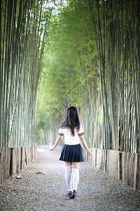 穿着竹林背景的美丽高中女生制服肖像图片