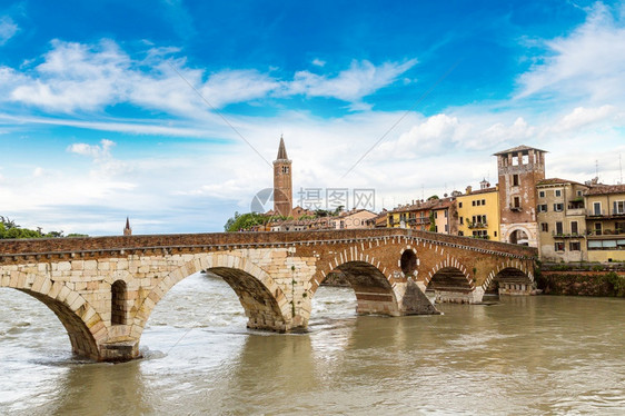 阿迪奇河和桥桥桥在维罗纳在一个美丽的夏日意大利图片