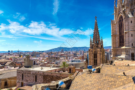 从巴塞罗纳圣十字大教堂的空中全天观在一个美丽的夏日巴塞罗纳加泰尼亚西班牙图片