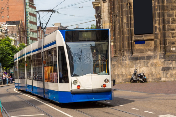 在美丽的夏日阿姆斯特丹城市的电车图片