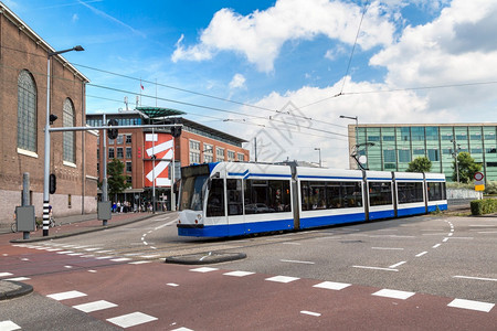 在美丽的夏日阿姆斯特丹城市的电车图片