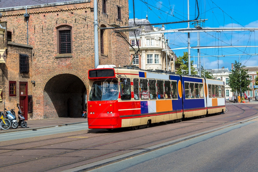 在美丽的夏日城市电车在光辉芒中图片