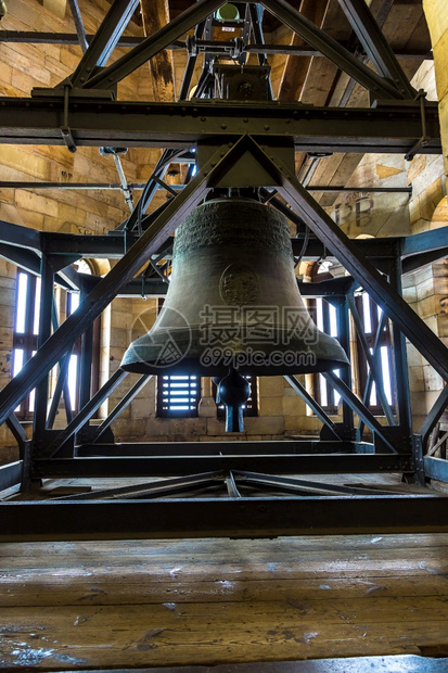 古老的教堂钟声在美丽的夏日