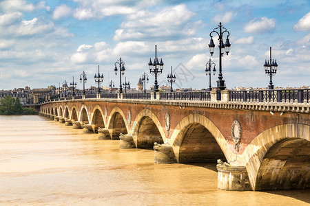 在美丽的夏日里在波尔多的古老石桥法兰西图片