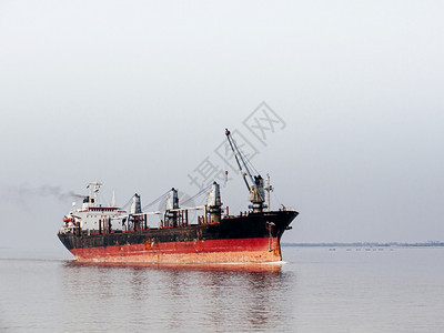 进口出物流业务和国际运输中的旧船图片