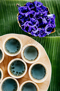 蝴蝶花茶叶草花茶在香蕉顶端的陶瓷杯子里预留着的香草花茶图片