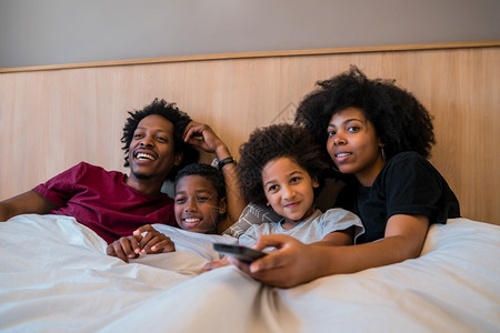 一家人躺在床上一起看电视图片