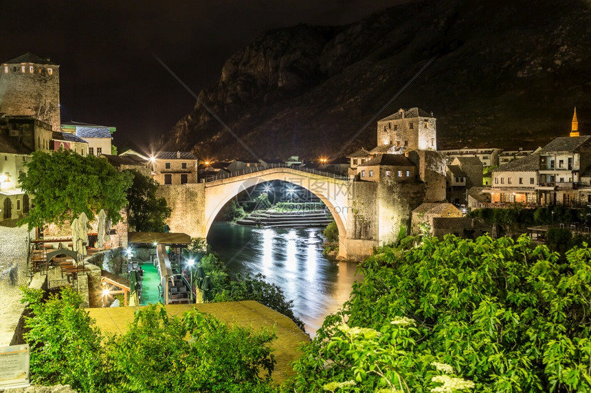 在莫斯塔尔的老桥一个美丽的夏日夜晚波斯尼亚和泽哥维纳图片