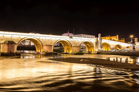 在一个美丽的夏日夜晚在斯科普耶的石桥上图片